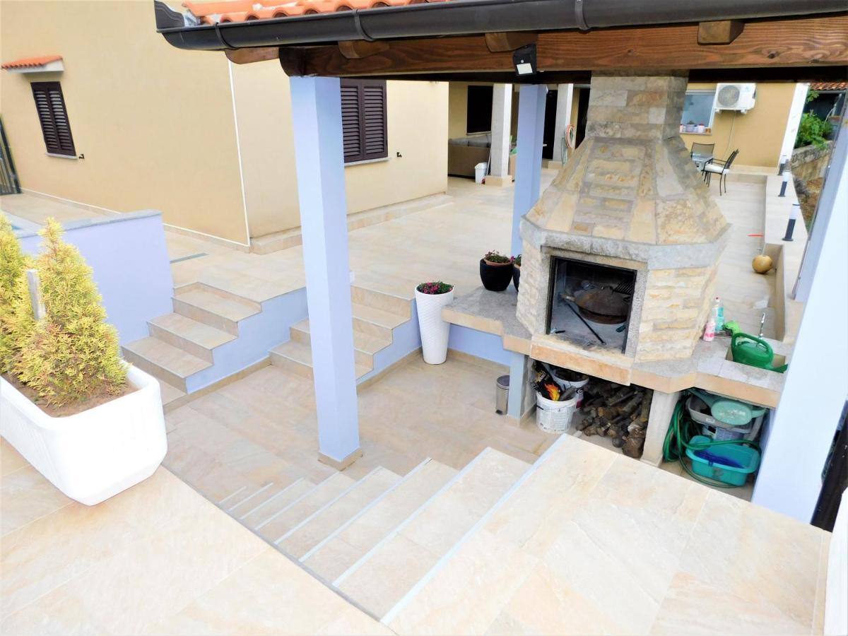 אומיסאליי Apartman "Sabine Red" With Heated Pool מראה חיצוני תמונה