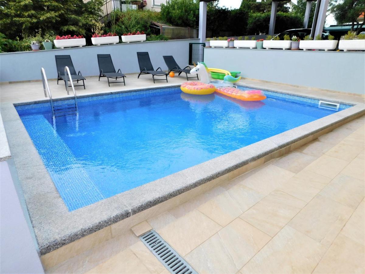 אומיסאליי Apartman "Sabine Red" With Heated Pool מראה חיצוני תמונה