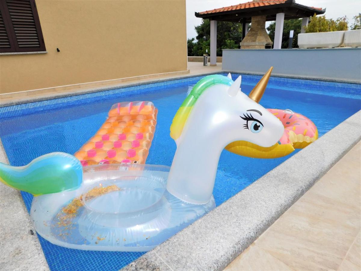 אומיסאליי Apartman "Sabine Red" With Heated Pool מראה חיצוני תמונה