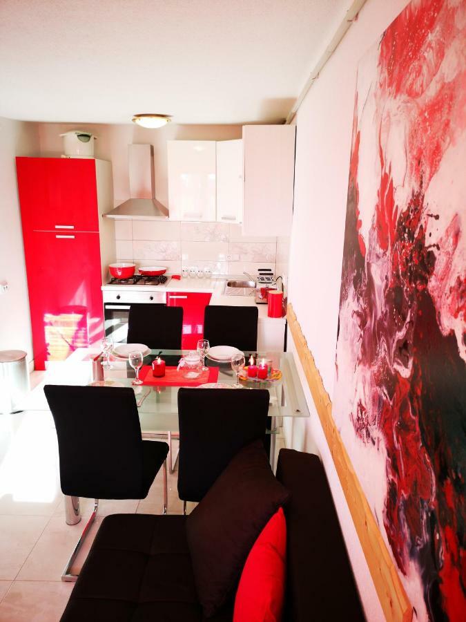 אומיסאליי Apartman "Sabine Red" With Heated Pool מראה חיצוני תמונה