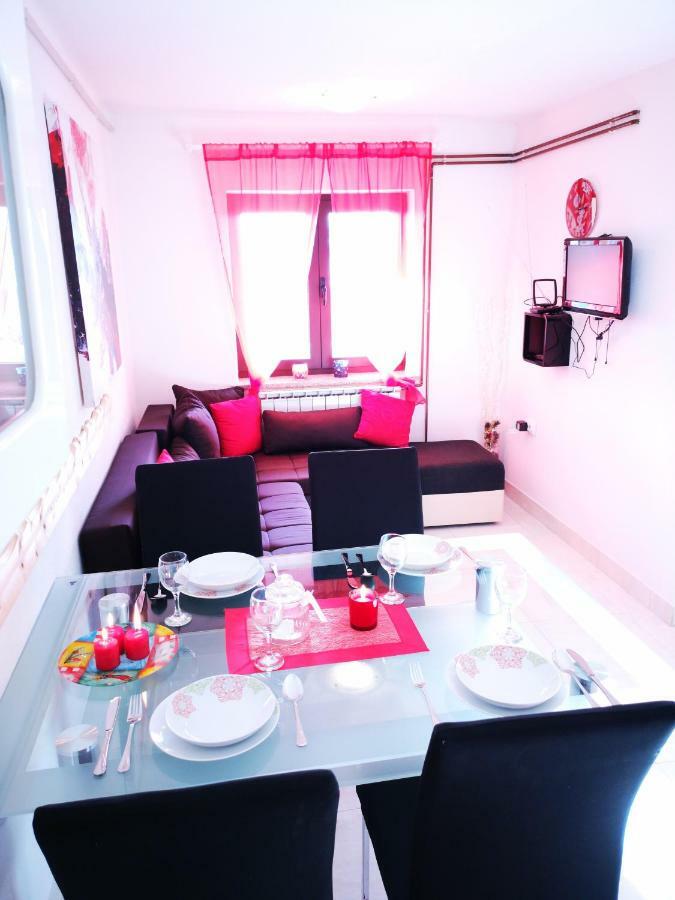 אומיסאליי Apartman "Sabine Red" With Heated Pool מראה חיצוני תמונה