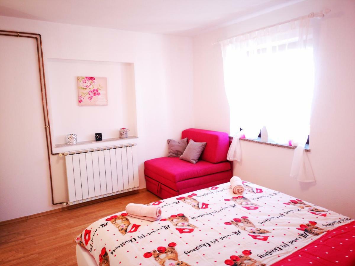אומיסאליי Apartman "Sabine Red" With Heated Pool מראה חיצוני תמונה