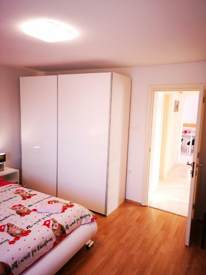 אומיסאליי Apartman "Sabine Red" With Heated Pool מראה חיצוני תמונה
