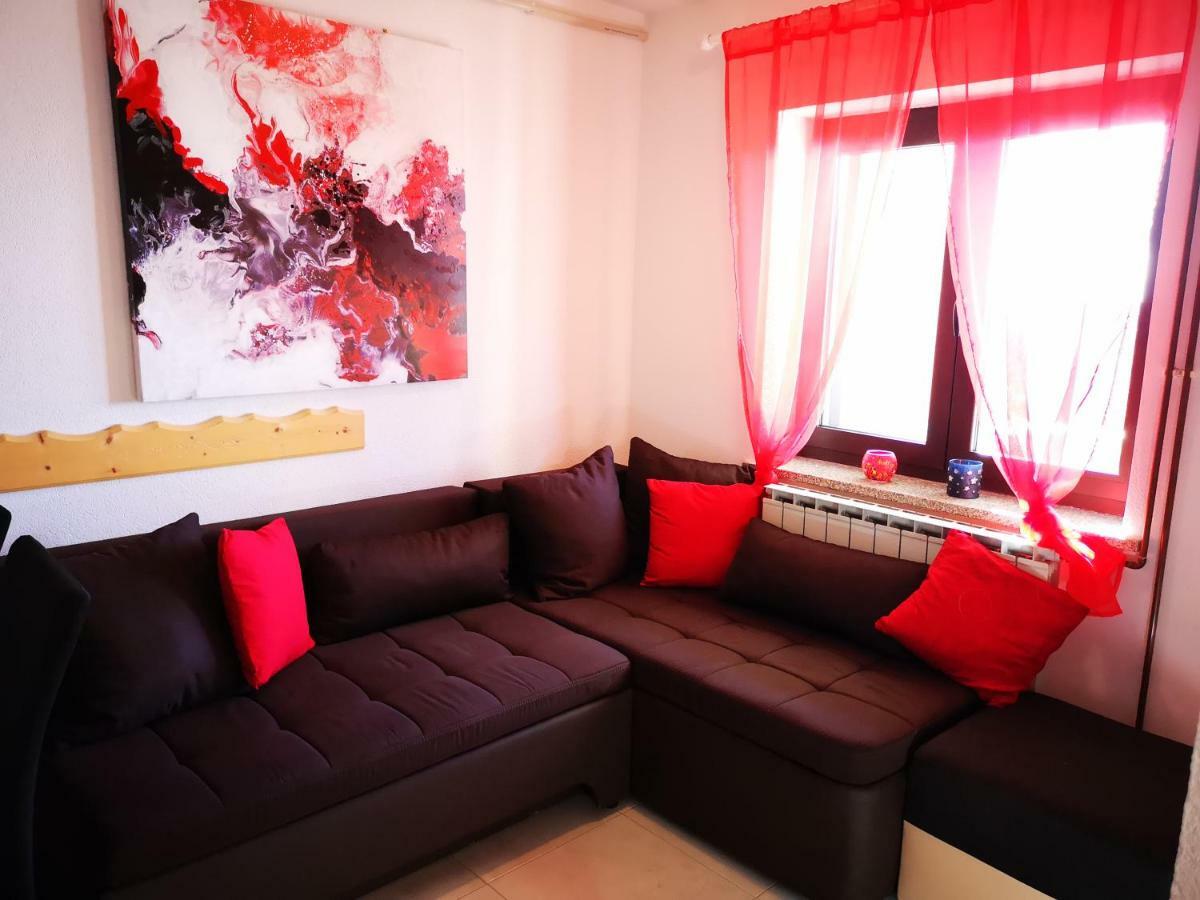 אומיסאליי Apartman "Sabine Red" With Heated Pool מראה חיצוני תמונה