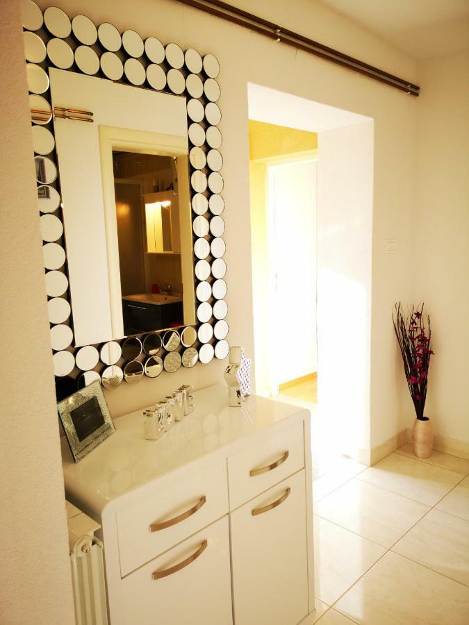 אומיסאליי Apartman "Sabine Red" With Heated Pool מראה חיצוני תמונה